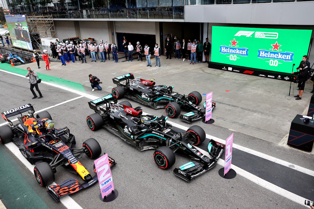 GP SAN PAOLO, Max Verstappen (NLD) Red Bull Racing RB16B with Lewis Hamilton (GBR) Mercedes AMG F1 W12 e Valtteri Bottas (FIN) Mercedes AMG F1.
12.11.2021. Formula 1 World Championship, Rd 19, Brazilian Grand Prix, Sao Paulo, Brazil, Qualifiche Day.
- www.xpbimages.com, EMail: requests@xpbimages.com ¬© Copyright: Batchelor / XPB Images