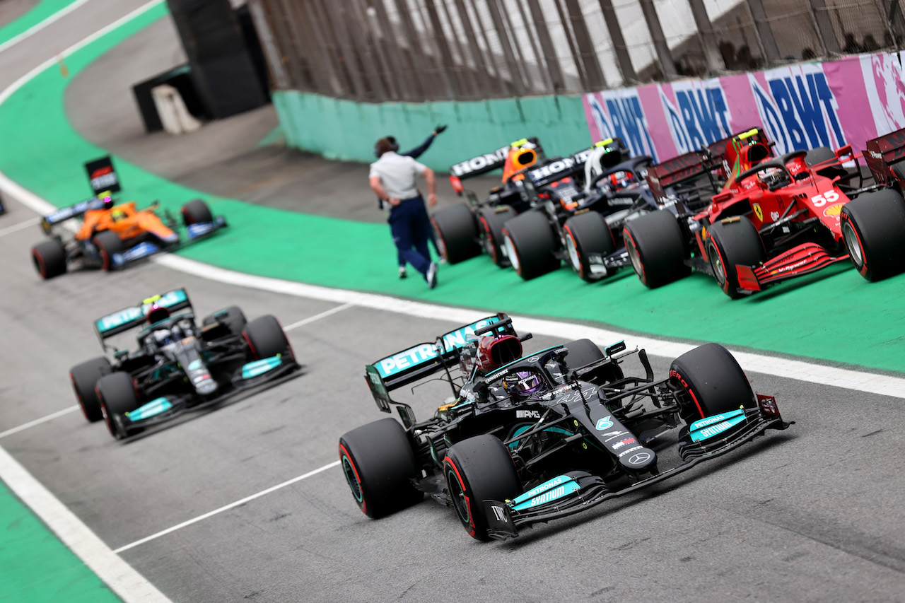GP SAN PAOLO, Lewis Hamilton (GBR) Mercedes AMG F1 W12 e Valtteri Bottas (FIN) Mercedes AMG F1 W12.
12.11.2021. Formula 1 World Championship, Rd 19, Brazilian Grand Prix, Sao Paulo, Brazil, Qualifiche Day.
- www.xpbimages.com, EMail: requests@xpbimages.com ¬© Copyright: Batchelor / XPB Images