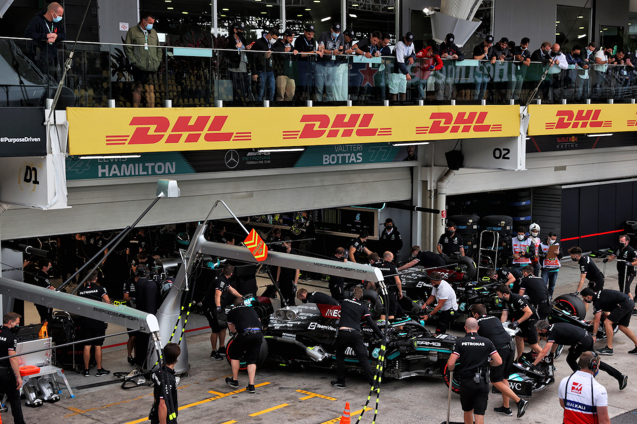 GP SAN PAOLO, Lewis Hamilton (GBR) Mercedes AMG F1 W12 e Valtteri Bottas (FIN) Mercedes AMG F1 W12 in the pits.
12.11.2021. Formula 1 World Championship, Rd 19, Brazilian Grand Prix, Sao Paulo, Brazil, Qualifiche Day.
- www.xpbimages.com, EMail: requests@xpbimages.com © Copyright: Batchelor / XPB Images