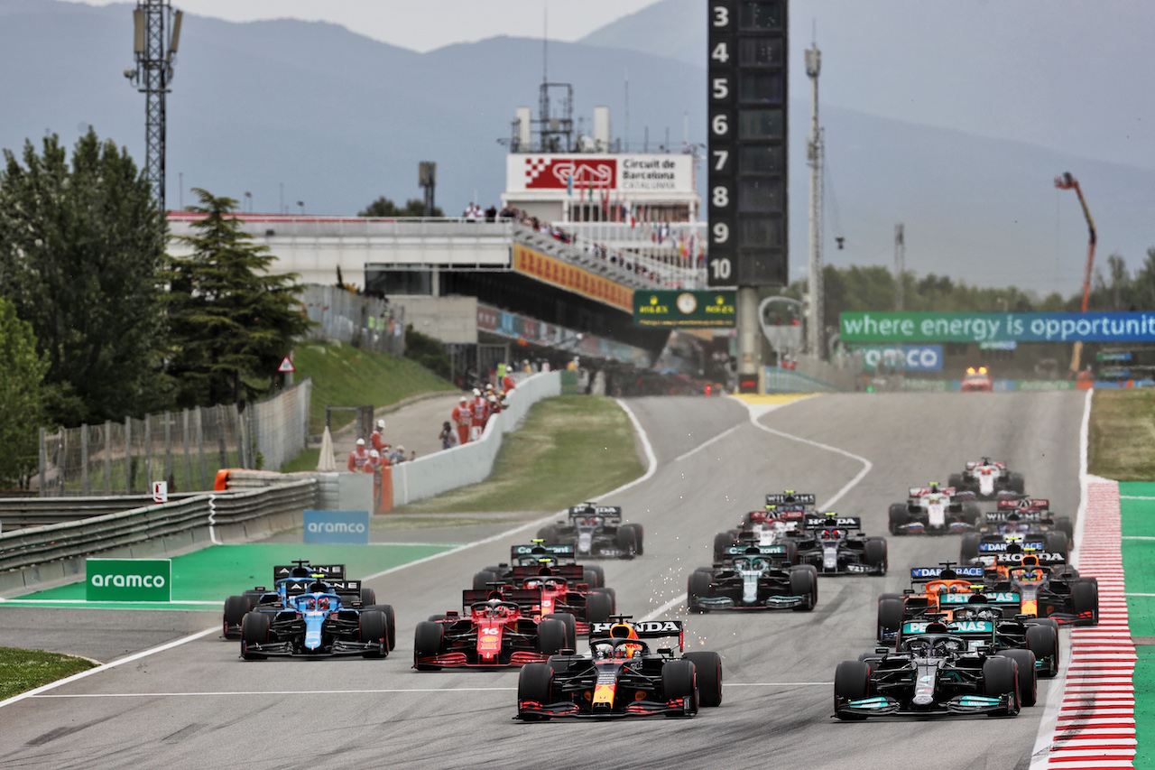GP SPAGNA, (L to R): Max Verstappen (NLD) Red Bull Racing RB16B passes Lewis Hamilton (GBR) Mercedes AMG F1 W12 at the partenza of the race.
09.05.2021. Formula 1 World Championship, Rd 4, Spanish Grand Prix, Barcelona, Spain, Gara Day.
- www.xpbimages.com, EMail: requests@xpbimages.com © Copyright: Batchelor / XPB Images