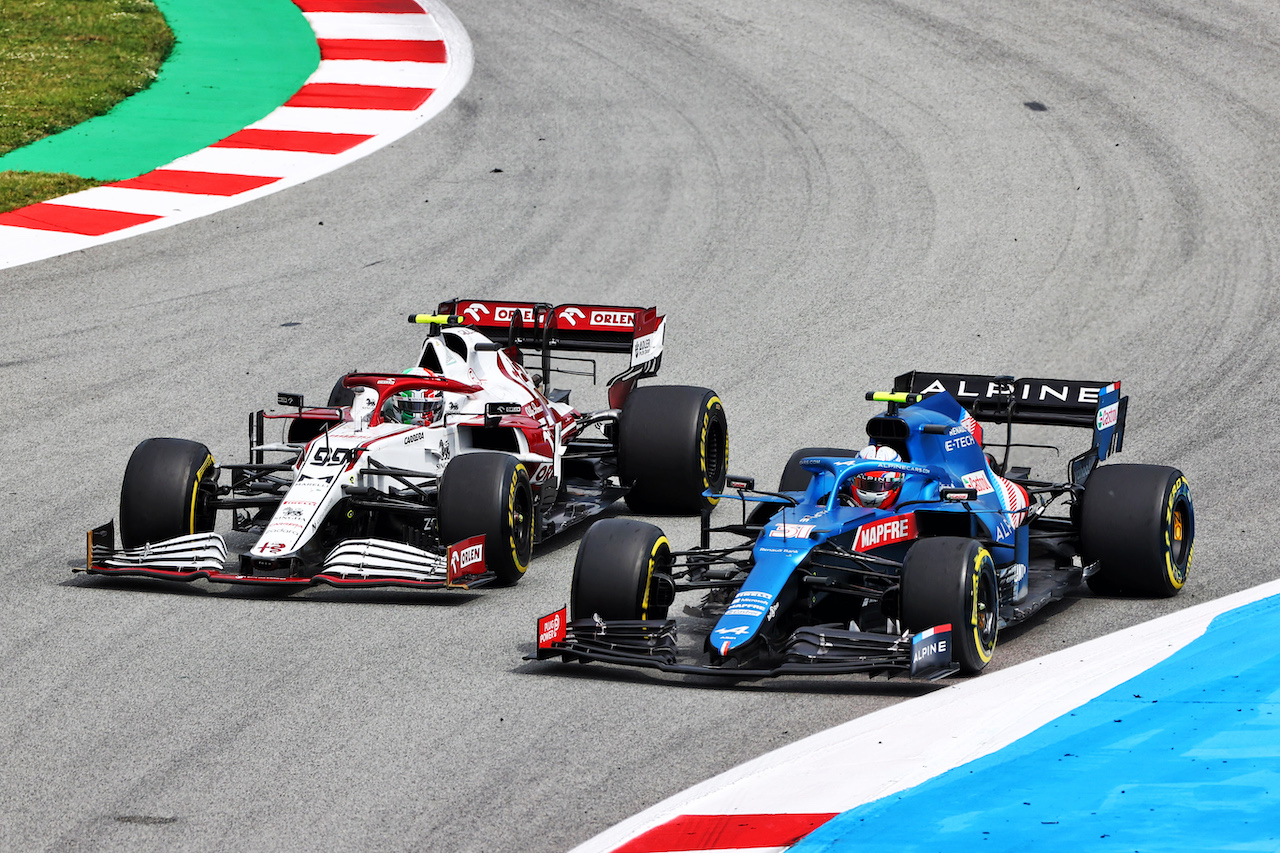 GP SPAGNA, Antonio Giovinazzi (ITA) Alfa Romeo Racing C41 e Esteban Ocon (FRA) Alpine F1 Team A521 battle for position.
09.05.2021. Formula 1 World Championship, Rd 4, Spanish Grand Prix, Barcelona, Spain, Gara Day.
- www.xpbimages.com, EMail: requests@xpbimages.com © Copyright: Moy / XPB Images