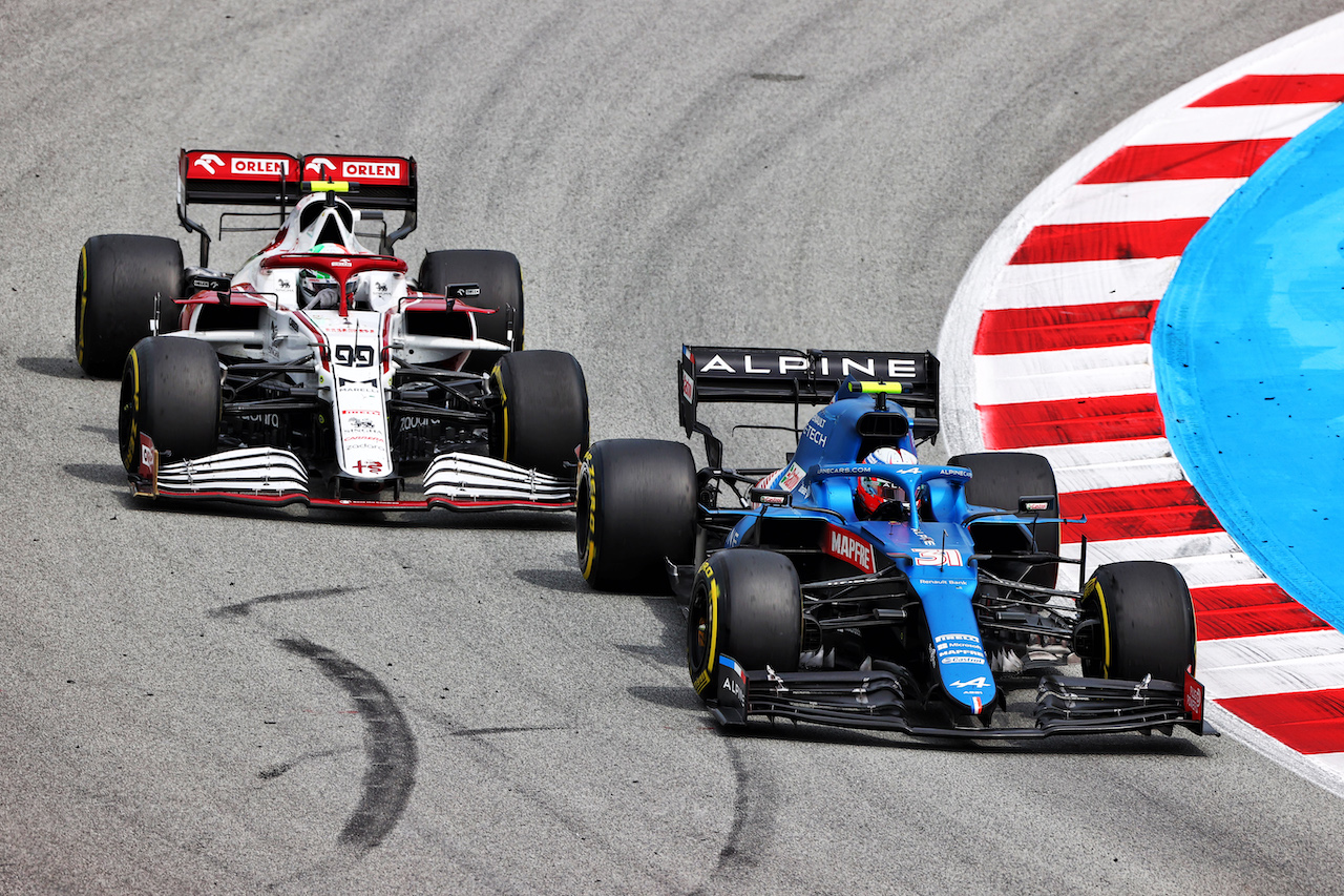 GP SPAGNA, Antonio Giovinazzi (ITA) Alfa Romeo Racing C41 e Esteban Ocon (FRA) Alpine F1 Team A521 battle for position.
09.05.2021. Formula 1 World Championship, Rd 4, Spanish Grand Prix, Barcelona, Spain, Gara Day.
- www.xpbimages.com, EMail: requests@xpbimages.com © Copyright: Moy / XPB Images