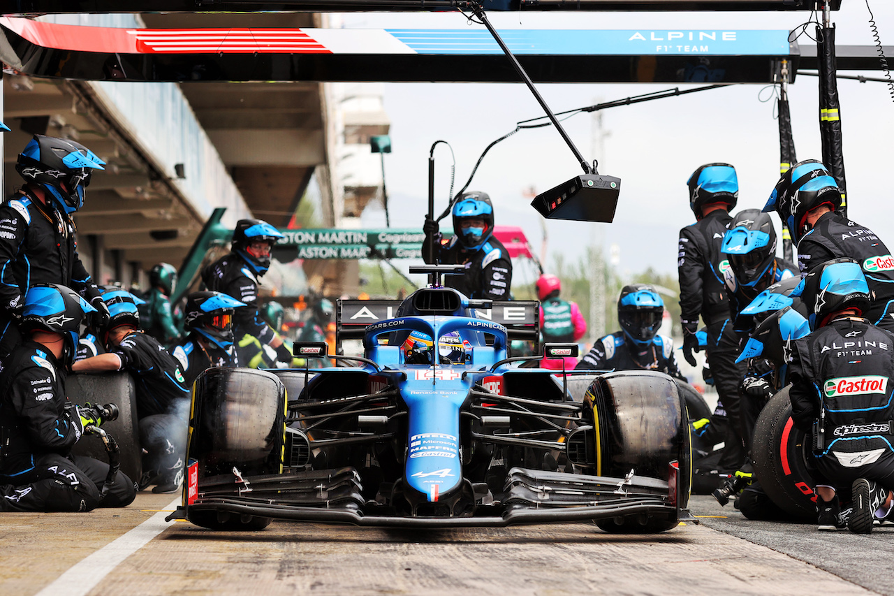 GP SPAGNA, Fernando Alonso (ESP) Alpine F1 Team A521 makes a pit stop.
09.05.2021. Formula 1 World Championship, Rd 4, Spanish Grand Prix, Barcelona, Spain, Gara Day.
- www.xpbimages.com, EMail: requests@xpbimages.com © Copyright: Charniaux / XPB Images