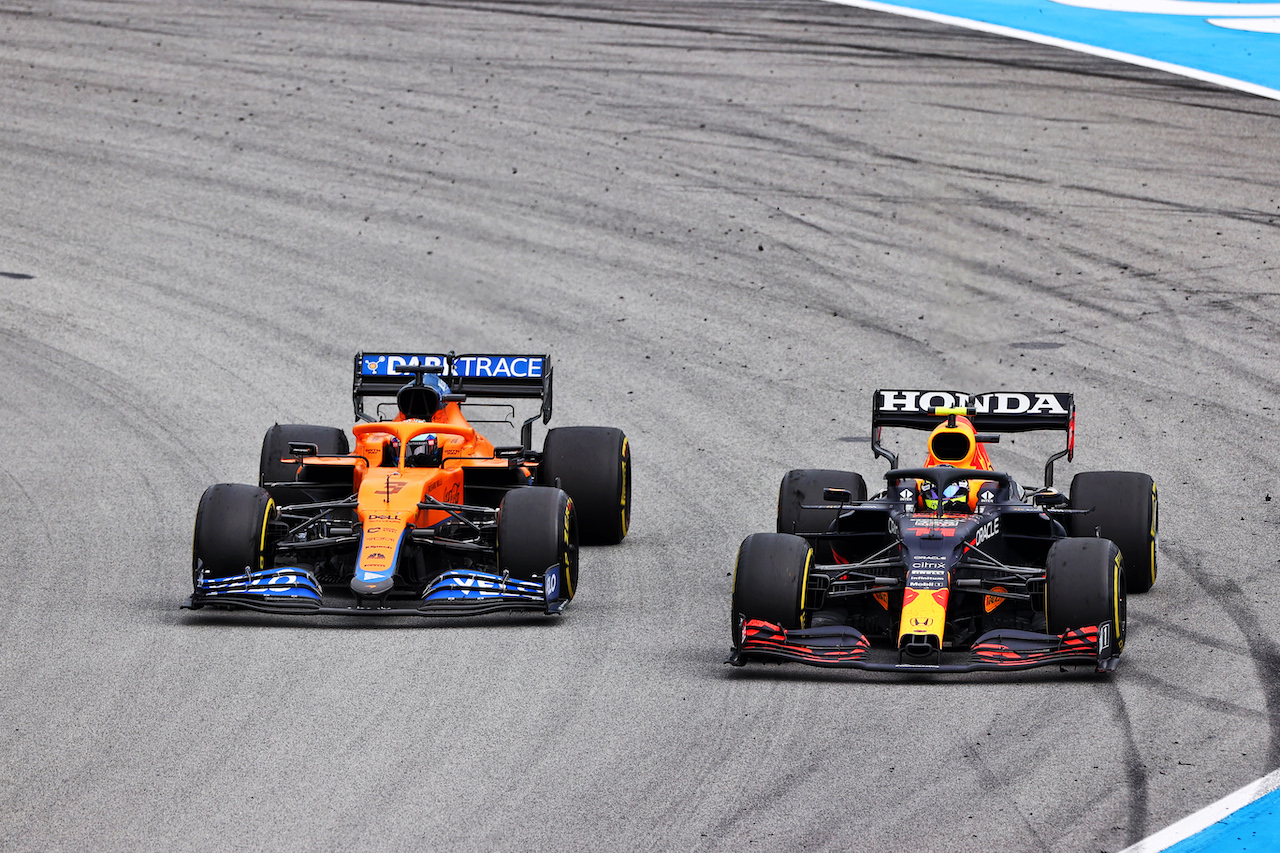 GP SPAGNA, Daniel Ricciardo (AUS) McLaren MCL35M e Sergio Perez (MEX) Red Bull Racing RB16B battle for position.
09.05.2021. Formula 1 World Championship, Rd 4, Spanish Grand Prix, Barcelona, Spain, Gara Day.
- www.xpbimages.com, EMail: requests@xpbimages.com © Copyright: Charniaux / XPB Images