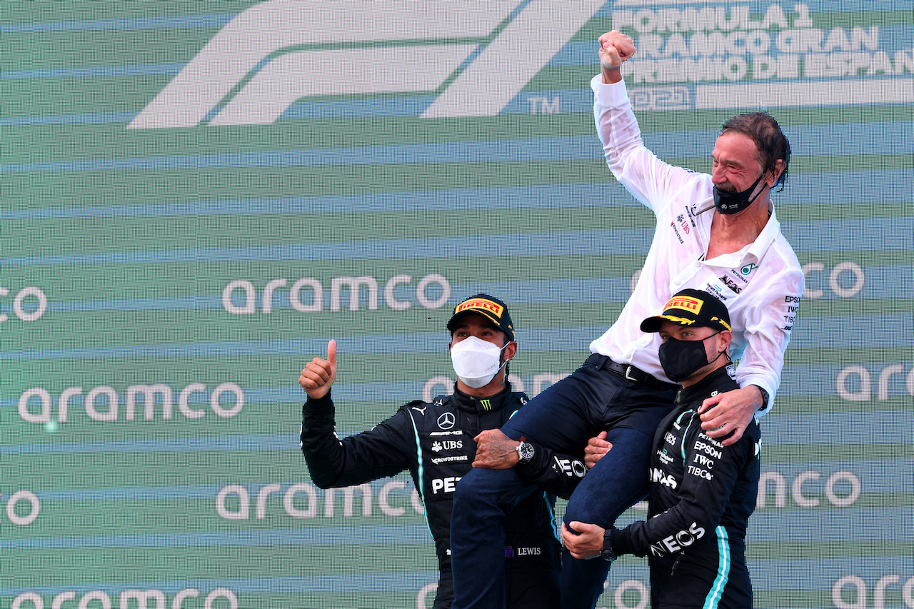 GP SPAGNA, 1st place Lewis Hamilton (GBR) Mercedes AMG F1 W12 with Sir Jim Ratcliffe
Chief Executive Officer of Ineos e 3rd place Valtteri Bottas (FIN) Mercedes AMG F1 W12.
09.05.2021. Formula 1 World Championship, Rd 4, Spanish Grand Prix, Barcelona, Spain, Gara Day.
- www.xpbimages.com, EMail: requests@xpbimages.com ¬© Copyright: Batchelor / XPB Images