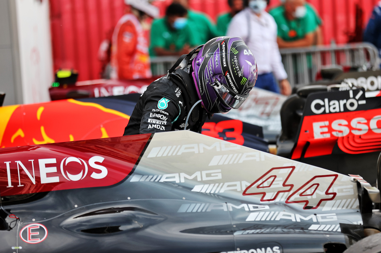 GP SPAGNA, Gara winner Lewis Hamilton (GBR) Mercedes AMG F1 W12 in parc ferme.
09.05.2021. Formula 1 World Championship, Rd 4, Spanish Grand Prix, Barcelona, Spain, Gara Day.
- www.xpbimages.com, EMail: requests@xpbimages.com © Copyright: Batchelor / XPB Images