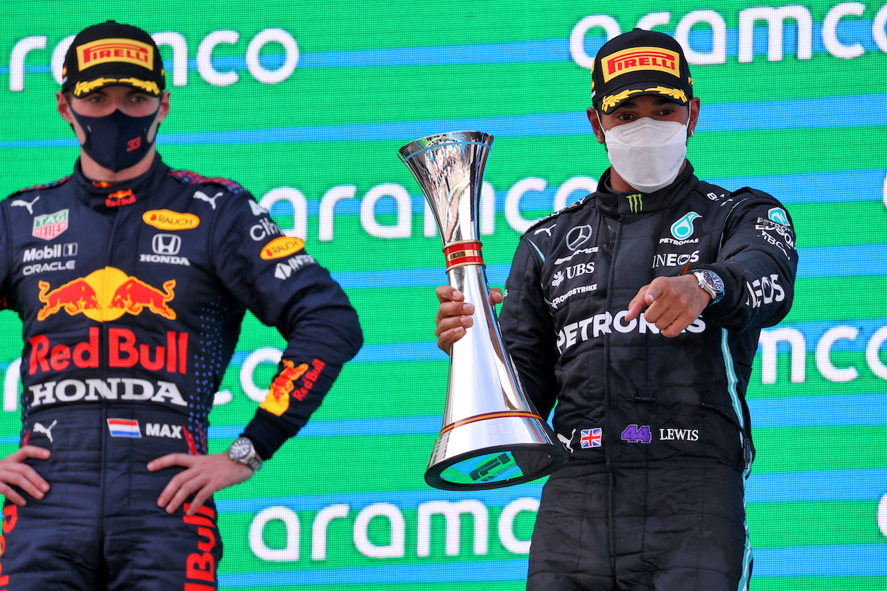 GP SPAGNA, Gara winner Lewis Hamilton (GBR) Mercedes AMG F1 celebrates on the podium with Max Verstappen (NLD) Red Bull Racing (Left).
09.05.2021. Formula 1 World Championship, Rd 4, Spanish Grand Prix, Barcelona, Spain, Gara Day.
- www.xpbimages.com, EMail: requests@xpbimages.com © Copyright: Batchelor / XPB Images