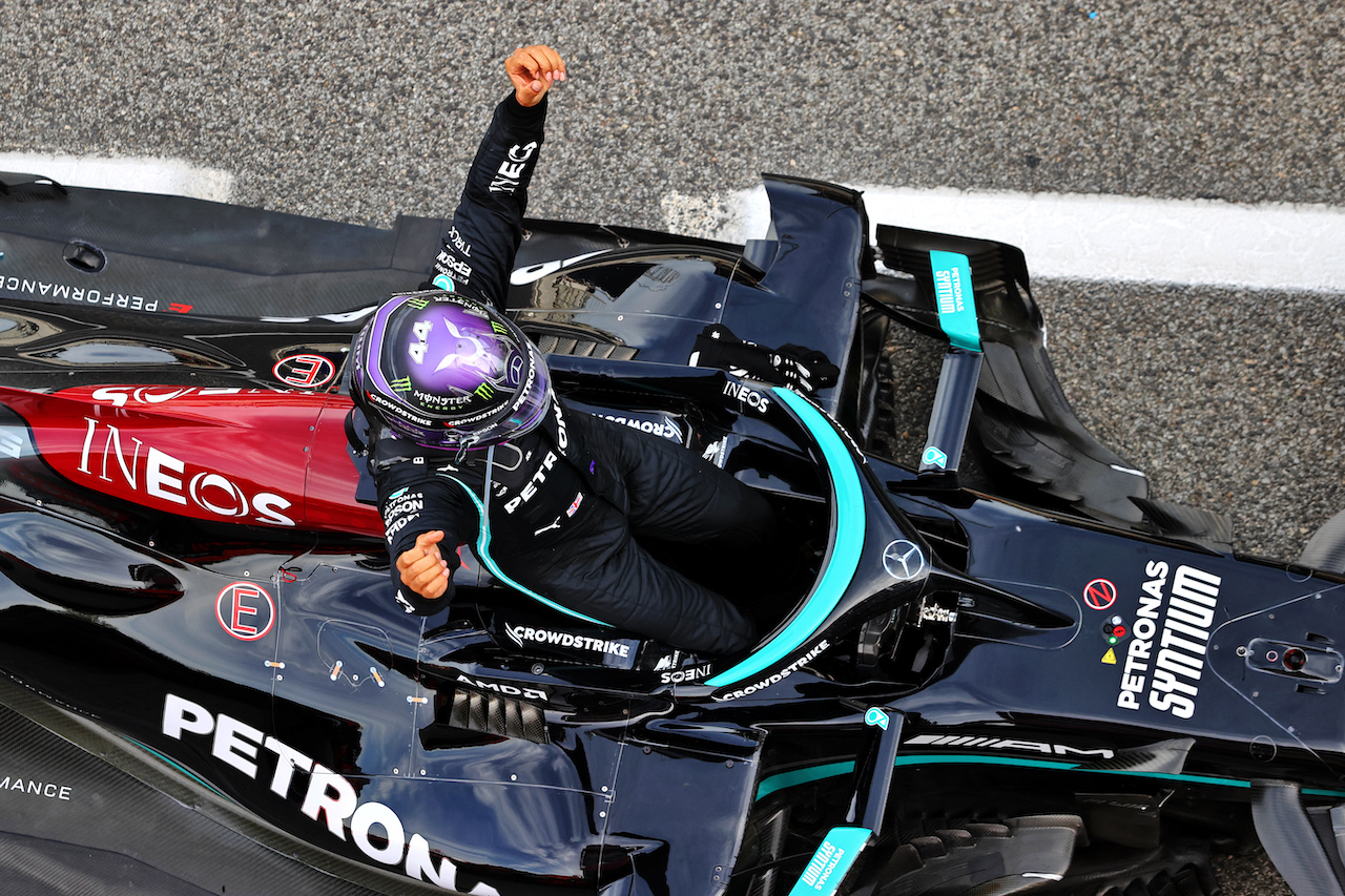 GP SPAGNA, Gara winner Lewis Hamilton (GBR) Mercedes AMG F1 W12 celebrates in parc ferme.
09.05.2021. Formula 1 World Championship, Rd 4, Spanish Grand Prix, Barcelona, Spain, Gara Day.
- www.xpbimages.com, EMail: requests@xpbimages.com © Copyright: Moy / XPB Images