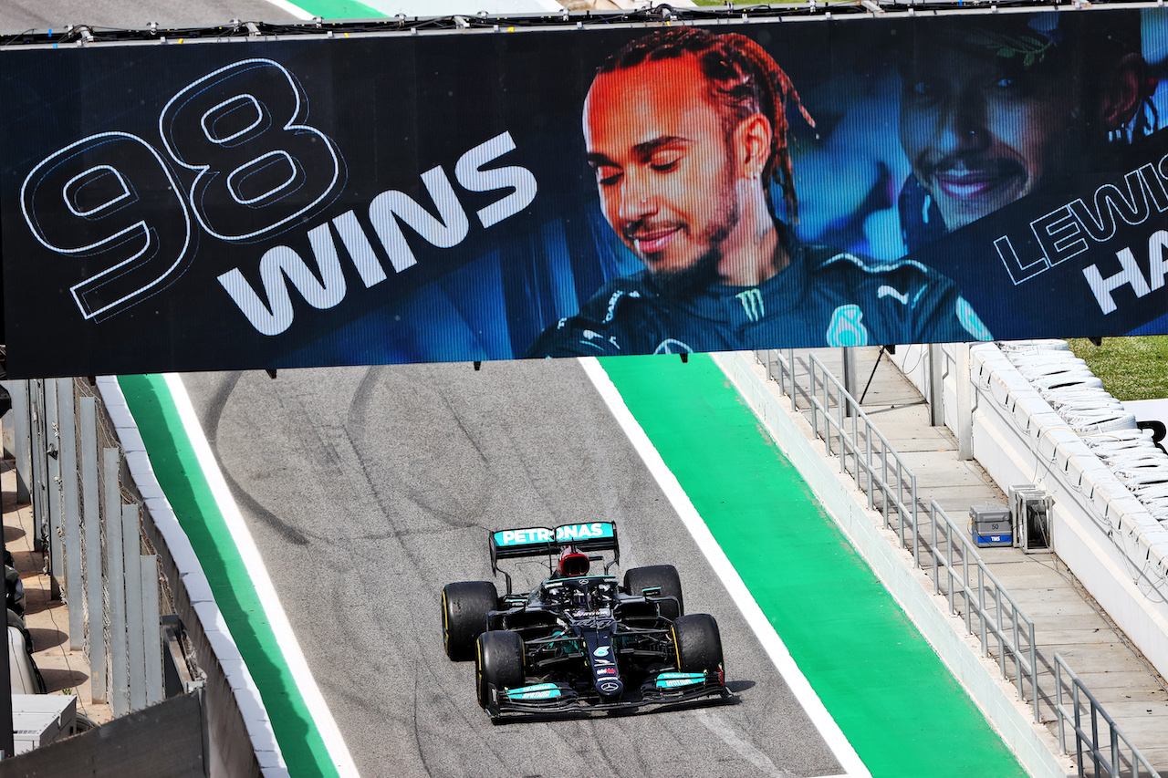 GP SPAGNA, Gara winner Lewis Hamilton (GBR) Mercedes AMG F1 W12 enters parc ferme.
09.05.2021. Formula 1 World Championship, Rd 4, Spanish Grand Prix, Barcelona, Spain, Gara Day.
- www.xpbimages.com, EMail: requests@xpbimages.com © Copyright: Moy / XPB Images