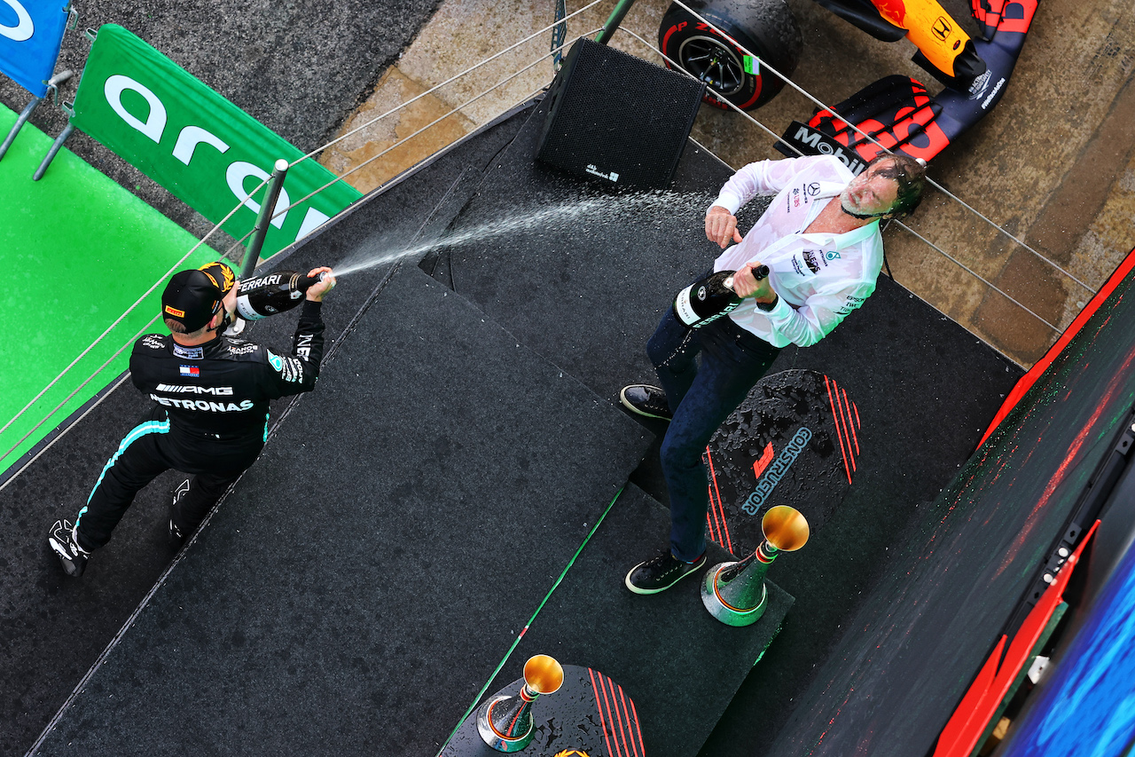 GP SPAGNA, Valtteri Bottas (FIN) Mercedes AMG F1 celebrates his third position on the podium with Jim Ratcliffe (GBR) Chief Executive Officer of Ineos / Mercedes AMG F1 Shareholder.
09.05.2021. Formula 1 World Championship, Rd 4, Spanish Grand Prix, Barcelona, Spain, Gara Day.
- www.xpbimages.com, EMail: requests@xpbimages.com © Copyright: Moy / XPB Images