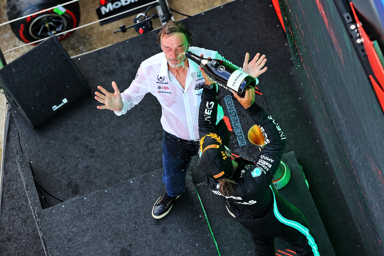 GP SPAGNA, Gara winner Lewis Hamilton (GBR) Mercedes AMG F1 celebrates on the podium with Jim Ratcliffe (GBR) Chief Executive Officer of Ineos / Mercedes AMG F1 Shareholder.
09.05.2021. Formula 1 World Championship, Rd 4, Spanish Grand Prix, Barcelona, Spain, Gara Day.
- www.xpbimages.com, EMail: requests@xpbimages.com © Copyright: Moy / XPB Images