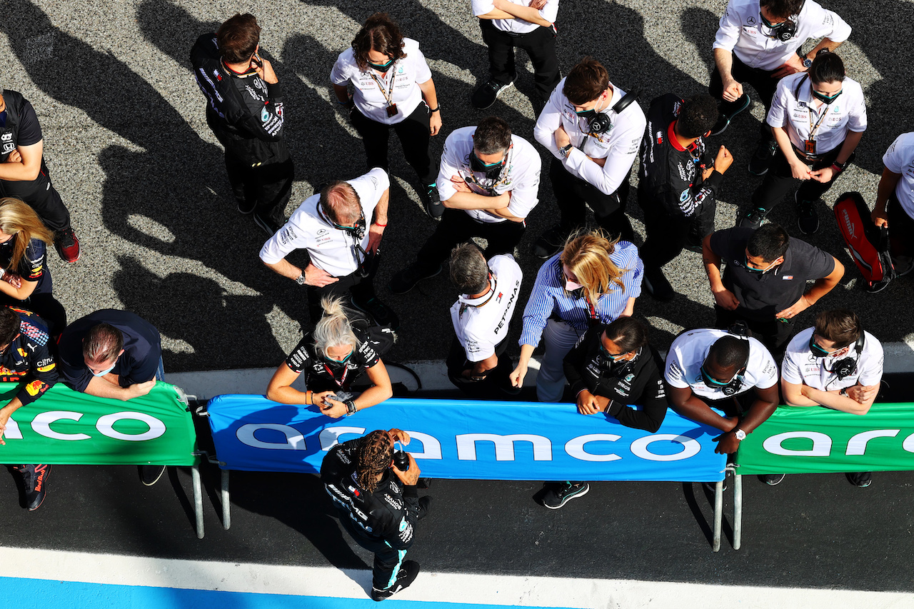 GP SPAGNA, Gara winner Lewis Hamilton (GBR) Mercedes AMG F1 with Angela Cullen (NZL) Mercedes AMG F1 Physiotherapist in parc ferme.
09.05.2021. Formula 1 World Championship, Rd 4, Spanish Grand Prix, Barcelona, Spain, Gara Day.
- www.xpbimages.com, EMail: requests@xpbimages.com © Copyright: Moy / XPB Images