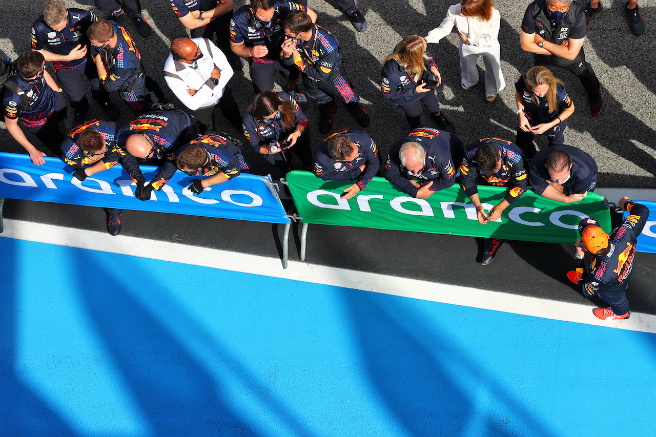 GP SPAGNA, Max Verstappen (NLD) Red Bull Racing with his father Jos Verstappen (NLD) in parc ferme.
09.05.2021. Formula 1 World Championship, Rd 4, Spanish Grand Prix, Barcelona, Spain, Gara Day.
- www.xpbimages.com, EMail: requests@xpbimages.com © Copyright: Moy / XPB Images
