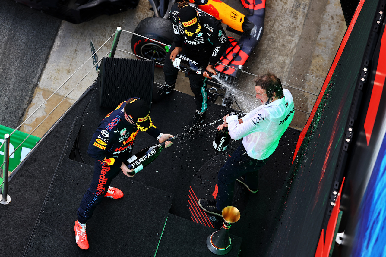 GP SPAGNA, Gara winner Lewis Hamilton (GBR) Mercedes AMG F1 e Max Verstappen (NLD) Red Bull Racing celebrate with Jim Ratcliffe (GBR) Chief Executive Officer of Ineos / Mercedes AMG F1 Shareholder on the podium.
09.05.2021. Formula 1 World Championship, Rd 4, Spanish Grand Prix, Barcelona, Spain, Gara Day.
- www.xpbimages.com, EMail: requests@xpbimages.com © Copyright: Moy / XPB Images