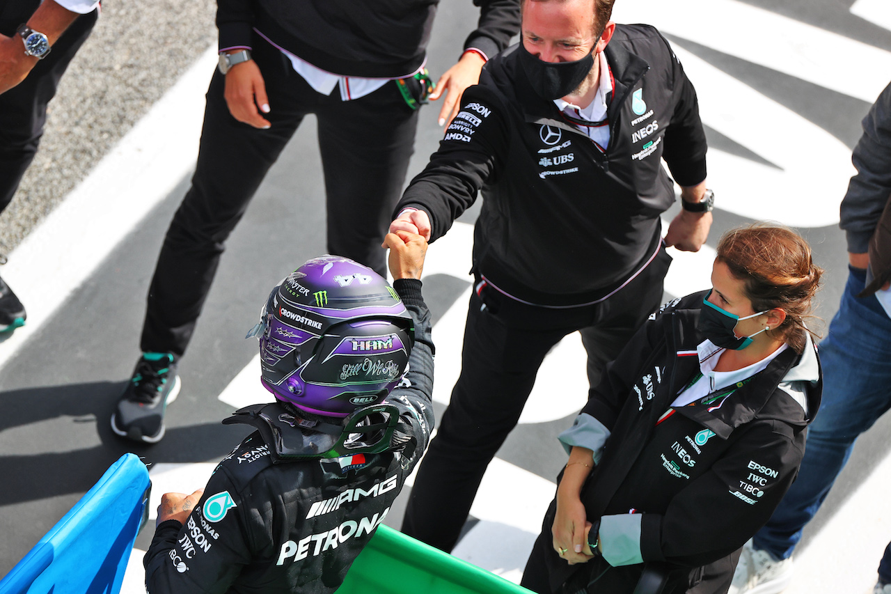GP SPAGNA, Gara winner Lewis Hamilton (GBR) Mercedes AMG F1 celebrates with the team in parc ferme.
09.05.2021. Formula 1 World Championship, Rd 4, Spanish Grand Prix, Barcelona, Spain, Gara Day.
- www.xpbimages.com, EMail: requests@xpbimages.com © Copyright: Moy / XPB Images