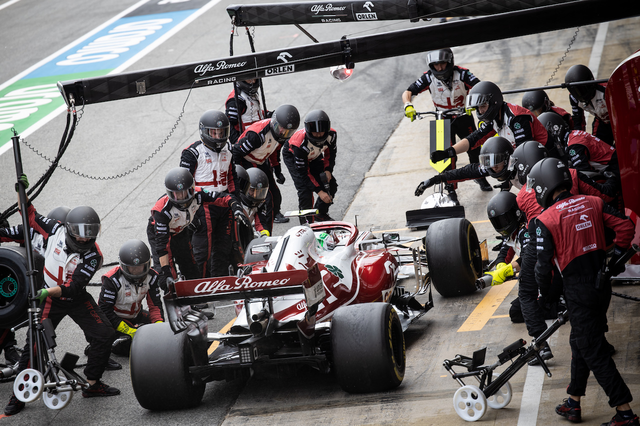 GP SPAGNA, Antonio Giovinazzi (ITA) Alfa Romeo Racing C41 makes a pit stop.
09.05.2021. Formula 1 World Championship, Rd 4, Spanish Grand Prix, Barcelona, Spain, Gara Day.
- www.xpbimages.com, EMail: requests@xpbimages.com © Copyright: Bearne / XPB Images