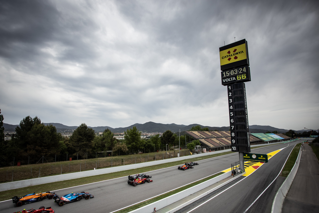 GP SPAGNA, Lewis Hamilton (GBR) Mercedes AMG F1 W12 davanti a Max Verstappen (NLD) Red Bull Racing RB16B at the partenza of the race.
09.05.2021. Formula 1 World Championship, Rd 4, Spanish Grand Prix, Barcelona, Spain, Gara Day.
- www.xpbimages.com, EMail: requests@xpbimages.com © Copyright: Bearne / XPB Images