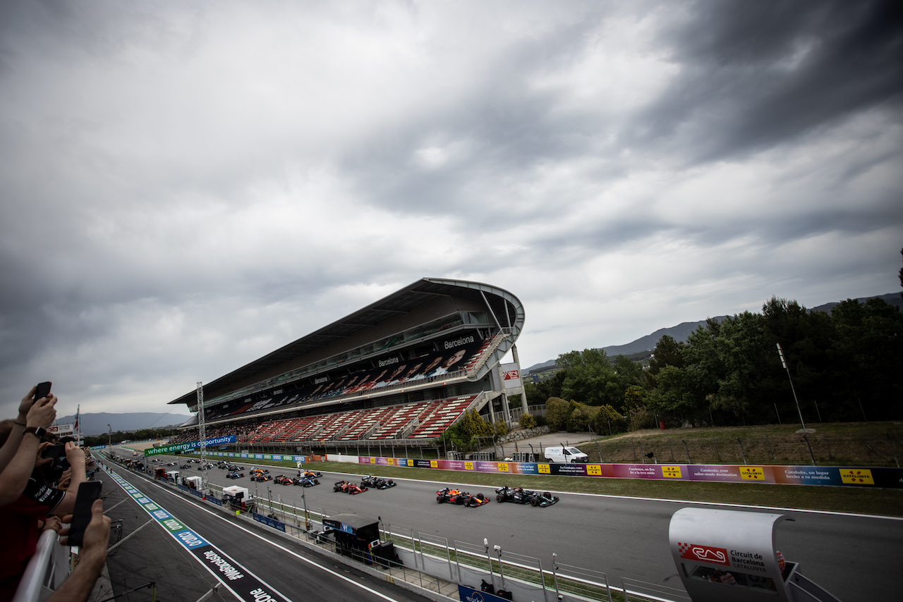 GP SPAGNA, Lewis Hamilton (GBR) Mercedes AMG F1 W12 davanti a Max Verstappen (NLD) Red Bull Racing RB16B at the partenza of the race.
09.05.2021. Formula 1 World Championship, Rd 4, Spanish Grand Prix, Barcelona, Spain, Gara Day.
- www.xpbimages.com, EMail: requests@xpbimages.com © Copyright: Bearne / XPB Images