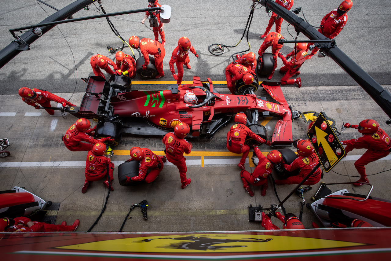 GP SPAGNA, Charles Leclerc (MON) Ferrari SF-21 makes a pit stop.
09.05.2021. Formula 1 World Championship, Rd 4, Spanish Grand Prix, Barcelona, Spain, Gara Day.
- www.xpbimages.com, EMail: requests@xpbimages.com © Copyright: Bearne / XPB Images
