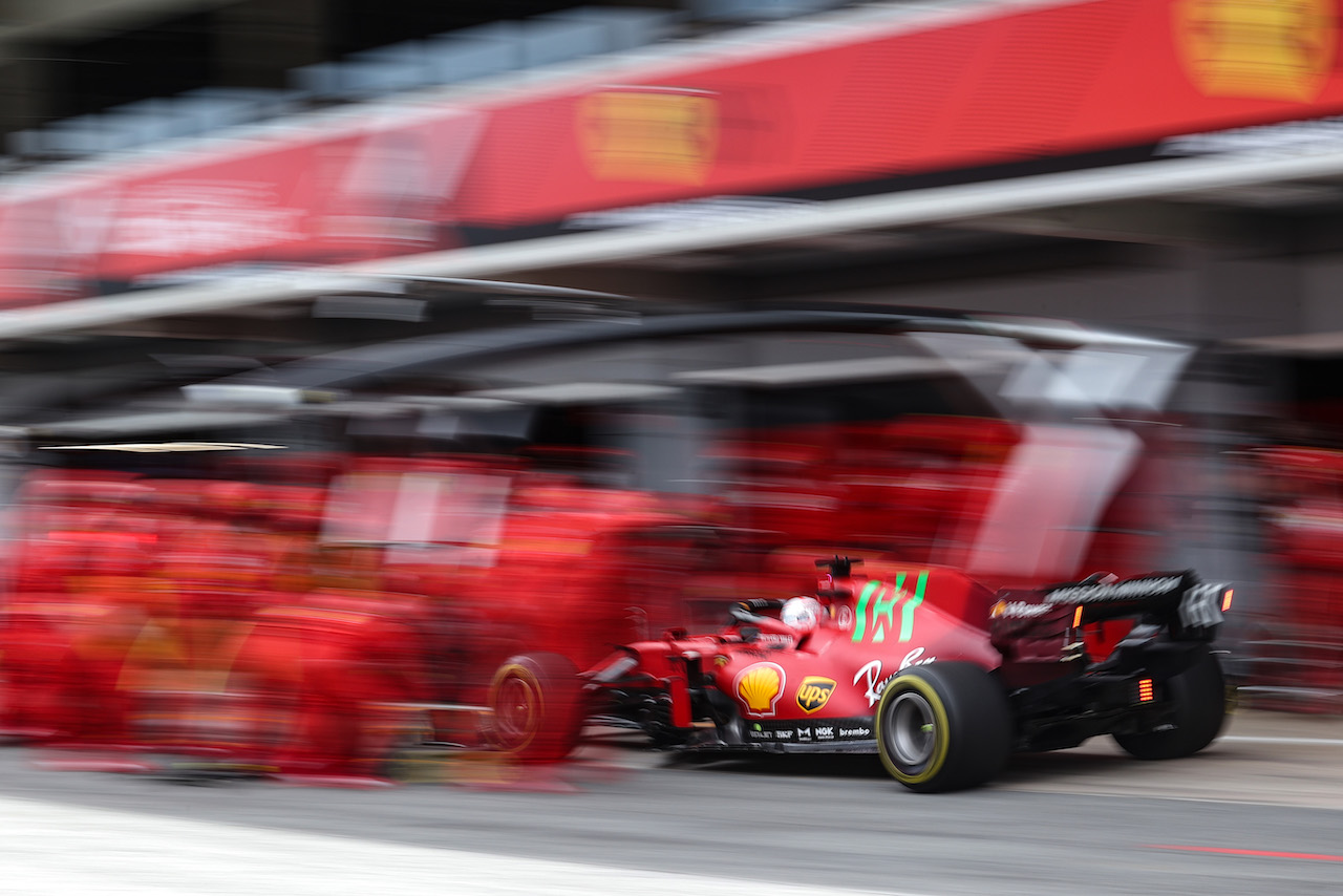 GP SPAGNA, Charles Leclerc (MON) Ferrari SF-21 makes a pit stop.
09.05.2021. Formula 1 World Championship, Rd 4, Spanish Grand Prix, Barcelona, Spain, Gara Day.
- www.xpbimages.com, EMail: requests@xpbimages.com © Copyright: Charniaux / XPB Images