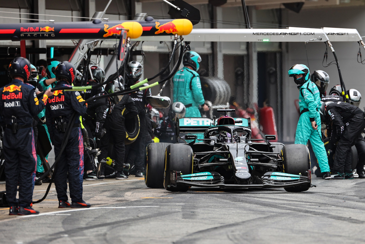 GP SPAGNA, Lewis Hamilton (GBR) Mercedes AMG F1 W12 makes a pit stop.
09.05.2021. Formula 1 World Championship, Rd 4, Spanish Grand Prix, Barcelona, Spain, Gara Day.
- www.xpbimages.com, EMail: requests@xpbimages.com © Copyright: Charniaux / XPB Images