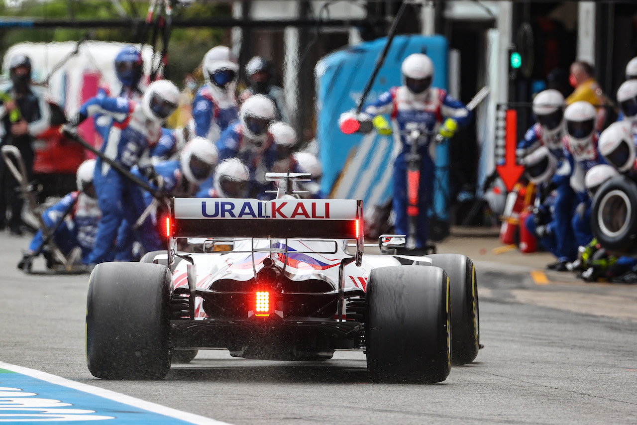 GP SPAGNA, Nikita Mazepin (RUS) Haas F1 Team VF-21 makes a pit stop.
09.05.2021. Formula 1 World Championship, Rd 4, Spanish Grand Prix, Barcelona, Spain, Gara Day.
- www.xpbimages.com, EMail: requests@xpbimages.com © Copyright: Charniaux / XPB Images