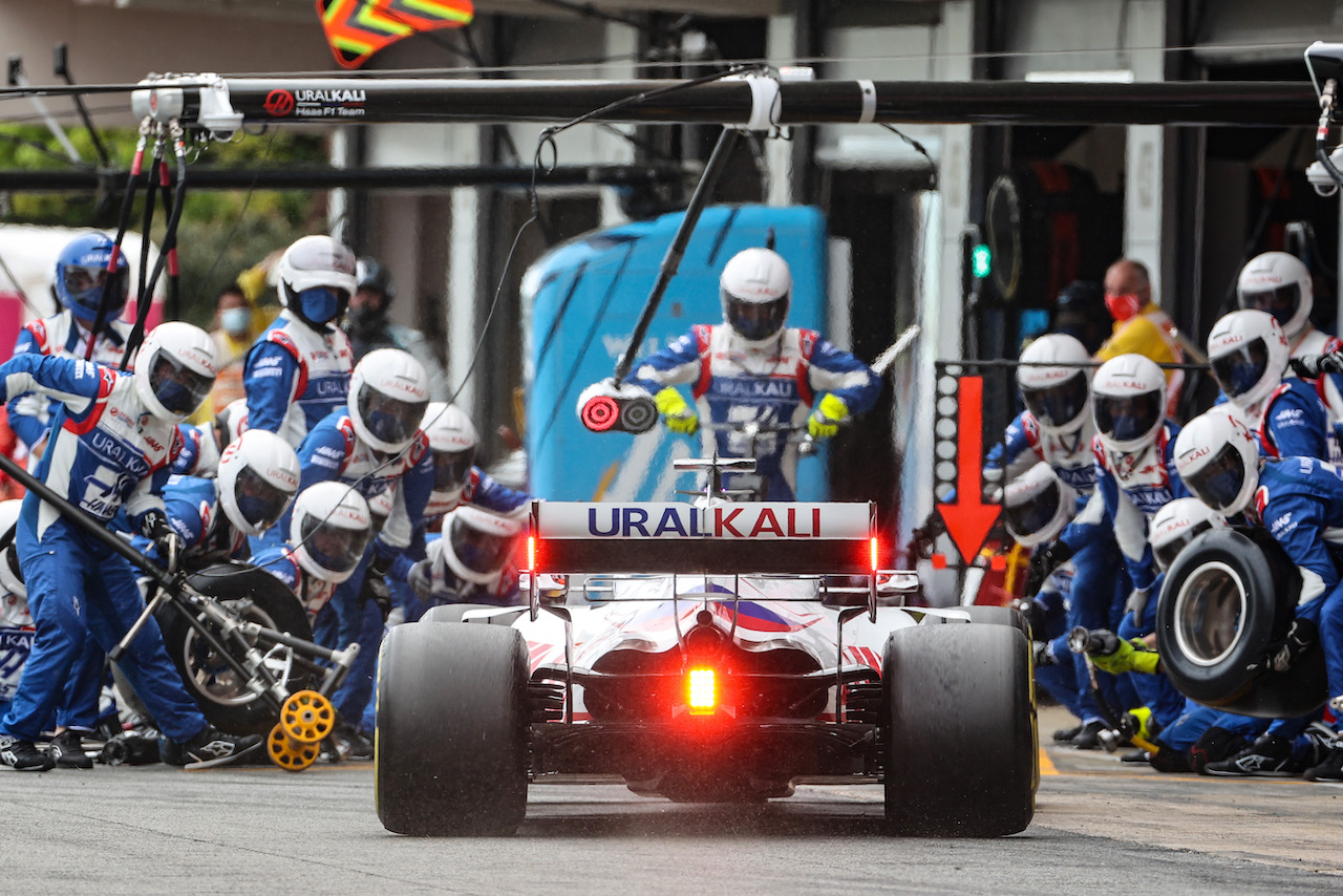 GP SPAGNA, Nikita Mazepin (RUS) Haas F1 Team VF-21 makes a pit stop.
09.05.2021. Formula 1 World Championship, Rd 4, Spanish Grand Prix, Barcelona, Spain, Gara Day.
- www.xpbimages.com, EMail: requests@xpbimages.com © Copyright: Charniaux / XPB Images