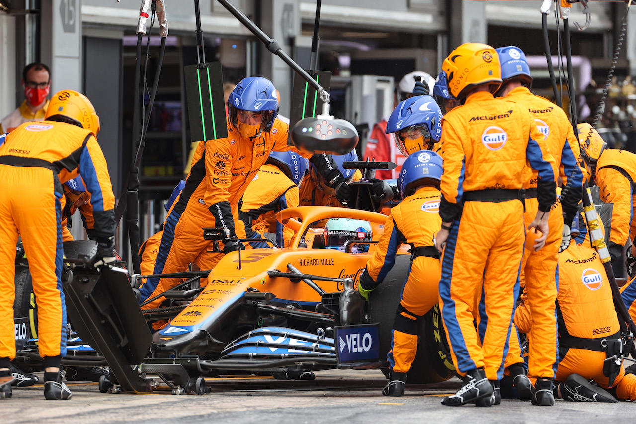 GP SPAGNA, Daniel Ricciardo (AUS) McLaren MCL35M makes a pit stop.
09.05.2021. Formula 1 World Championship, Rd 4, Spanish Grand Prix, Barcelona, Spain, Gara Day.
- www.xpbimages.com, EMail: requests@xpbimages.com © Copyright: Charniaux / XPB Images