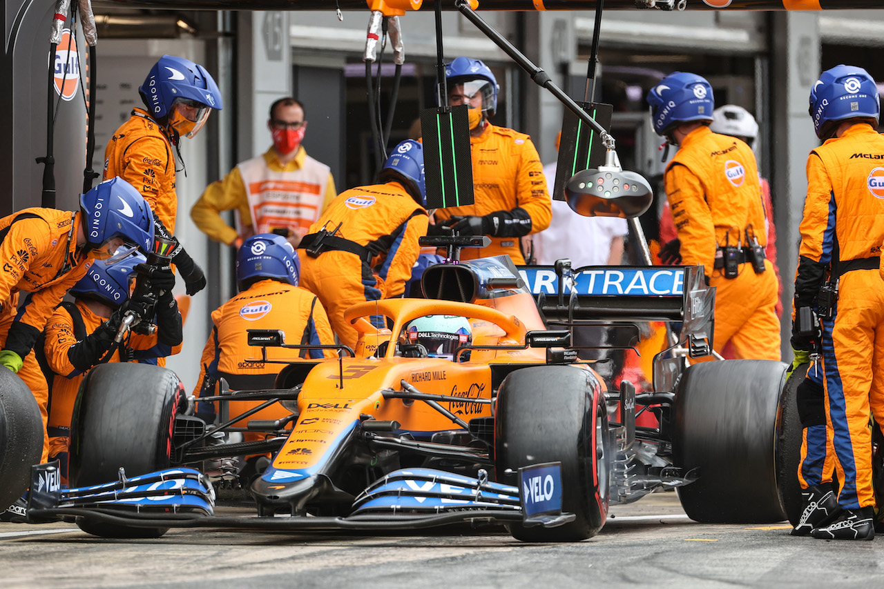 GP SPAGNA, Daniel Ricciardo (AUS) McLaren MCL35M makes a pit stop.
09.05.2021. Formula 1 World Championship, Rd 4, Spanish Grand Prix, Barcelona, Spain, Gara Day.
- www.xpbimages.com, EMail: requests@xpbimages.com © Copyright: Charniaux / XPB Images