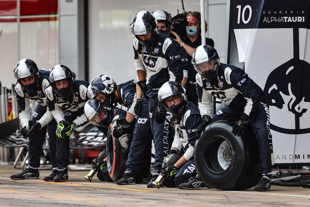 GP SPAGNA, AlphaTauri make a pit stop.
09.05.2021. Formula 1 World Championship, Rd 4, Spanish Grand Prix, Barcelona, Spain, Gara Day.
- www.xpbimages.com, EMail: requests@xpbimages.com © Copyright: Charniaux / XPB Images