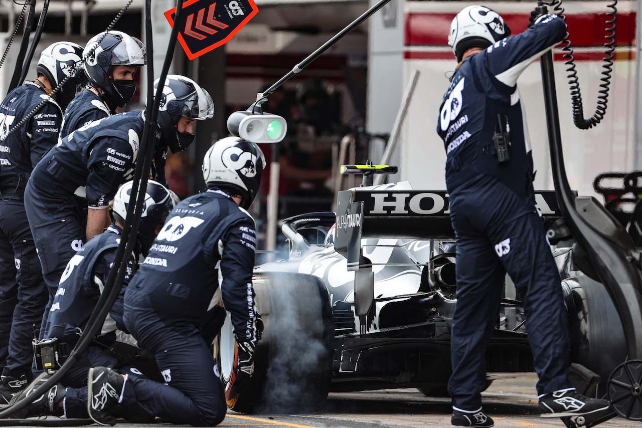 GP SPAGNA, Pierre Gasly (FRA) AlphaTauri AT02 makes a pit stop.
09.05.2021. Formula 1 World Championship, Rd 4, Spanish Grand Prix, Barcelona, Spain, Gara Day.
- www.xpbimages.com, EMail: requests@xpbimages.com © Copyright: Charniaux / XPB Images