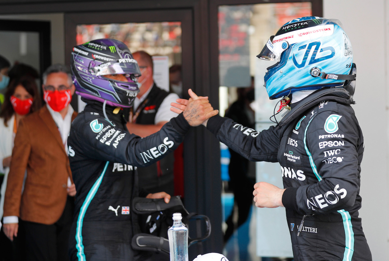 GP SPAGNA, (L to R): Gara winner Lewis Hamilton (GBR) Mercedes AMG F1 in parc ferme with third placed team mate Valtteri Bottas (FIN) Mercedes AMG F1.
09.05.2021. Formula 1 World Championship, Rd 4, Spanish Grand Prix, Barcelona, Spain, Gara Day.
- www.xpbimages.com, EMail: requests@xpbimages.com © Copyright: FIA Pool Image for Editorial Use Only