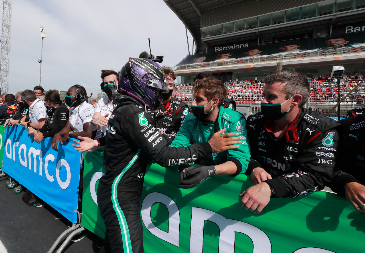 GP SPAGNA, Gara winner Lewis Hamilton (GBR) Mercedes AMG F1 celebrates with the team in parc ferme.
09.05.2021. Formula 1 World Championship, Rd 4, Spanish Grand Prix, Barcelona, Spain, Gara Day.
- www.xpbimages.com, EMail: requests@xpbimages.com © Copyright: FIA Pool Image for Editorial Use Only