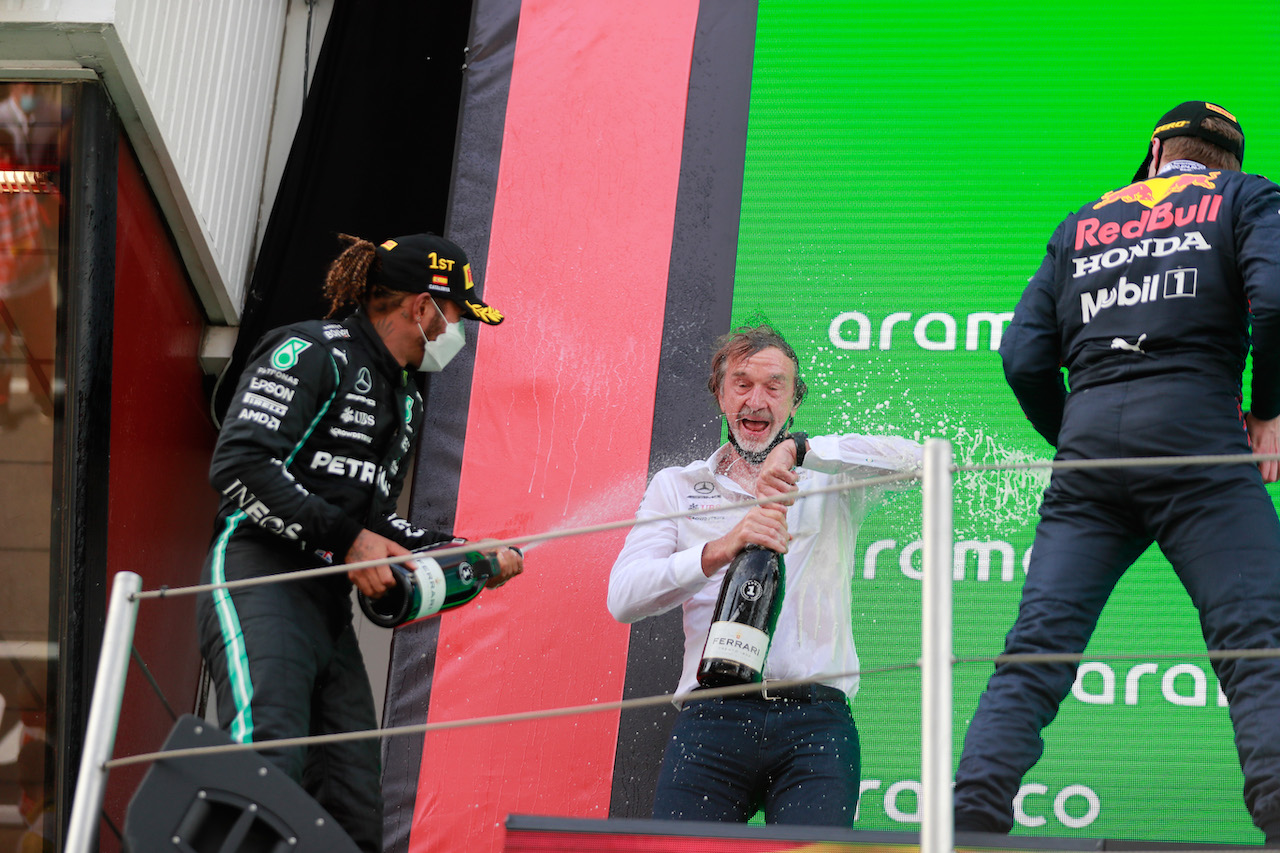 GP SPAGNA, (L to R): vincitore Lewis Hamilton (GBR) Mercedes AMG F1 celebrates on the podium with Jim Ratcliffe (GBR) Chief Executive Officer of Ineos / Mercedes AMG F1 Shareholder e Max Verstappen (NLD) Red Bull Racing.
09.05.2021. Formula 1 World Championship, Rd 4, Spanish Grand Prix, Barcelona, Spain, Gara Day.
- www.xpbimages.com, EMail: requests@xpbimages.com © Copyright: FIA Pool Image for Editorial Use Only