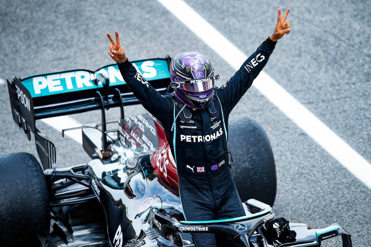 GP SPAGNA, Gara winner Lewis Hamilton (GBR) Mercedes AMG F1 W12 celebrates in parc ferme.
09.05.2021. Formula 1 World Championship, Rd 4, Spanish Grand Prix, Barcelona, Spain, Gara Day.
- www.xpbimages.com, EMail: requests@xpbimages.com © Copyright: FIA Pool Image for Editorial Use Only