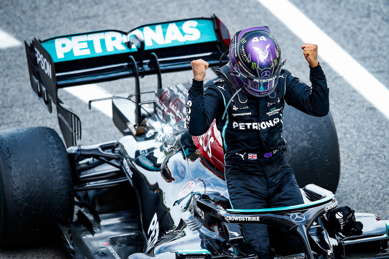 GP SPAGNA, Gara winner Lewis Hamilton (GBR) Mercedes AMG F1 W12 celebrates in parc ferme.
09.05.2021. Formula 1 World Championship, Rd 4, Spanish Grand Prix, Barcelona, Spain, Gara Day.
- www.xpbimages.com, EMail: requests@xpbimages.com © Copyright: FIA Pool Image for Editorial Use Only