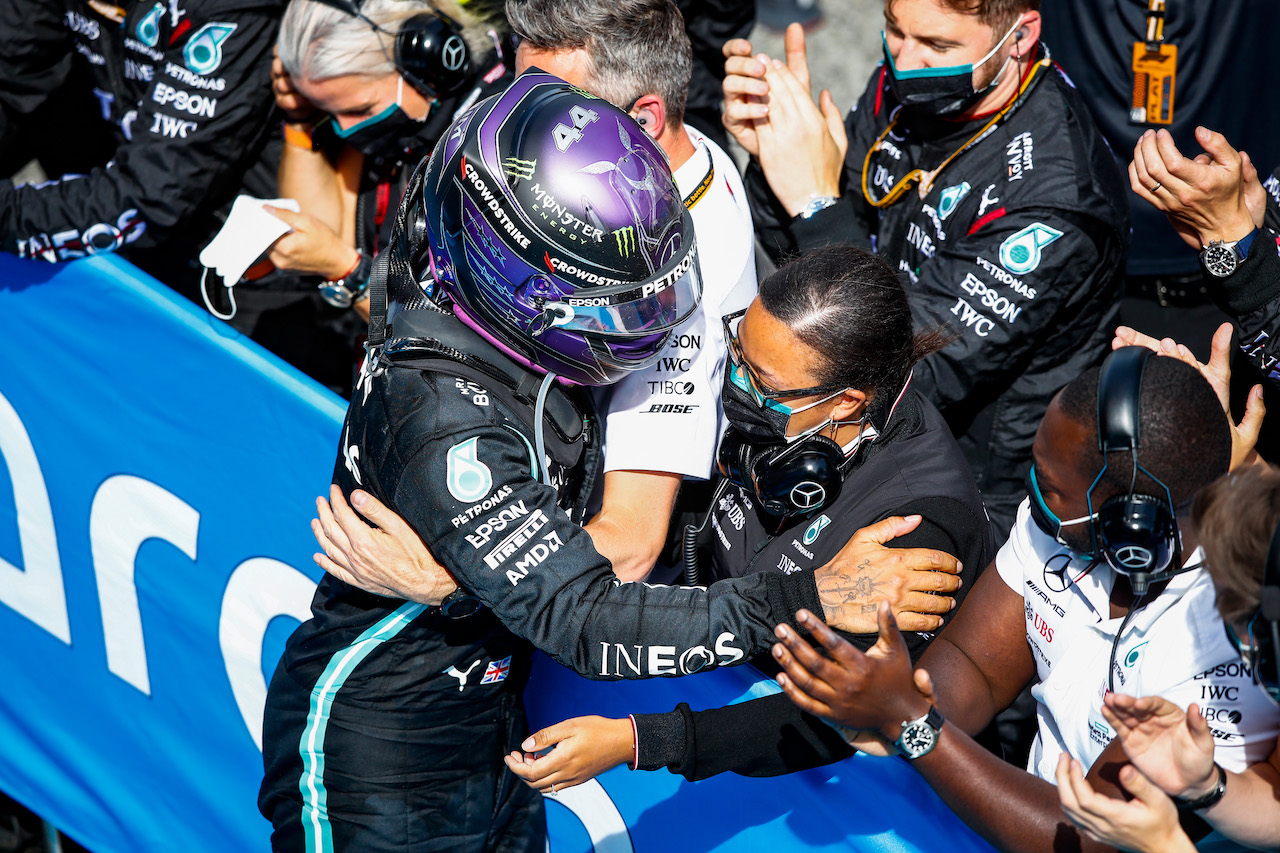 GP SPAGNA, Gara winner Lewis Hamilton (GBR) Mercedes AMG F1 celebrates with the team in parc ferme.
09.05.2021. Formula 1 World Championship, Rd 4, Spanish Grand Prix, Barcelona, Spain, Gara Day.
- www.xpbimages.com, EMail: requests@xpbimages.com © Copyright: FIA Pool Image for Editorial Use Only