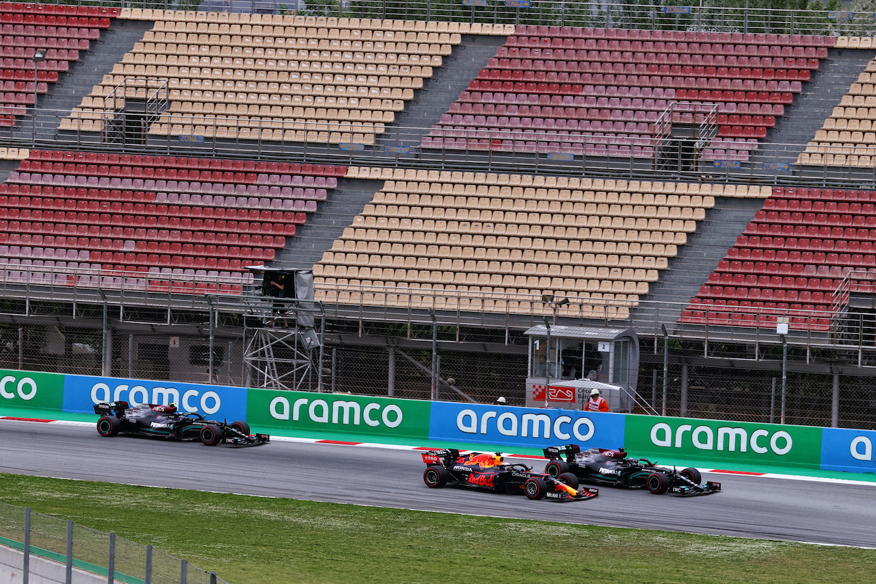 GP SPAGNA, Max Verstappen (NLD) Red Bull Racing RB16B passes Lewis Hamilton (GBR) Mercedes AMG F1 W12 at the partenza of the race.
09.05.2021. Formula 1 World Championship, Rd 4, Spanish Grand Prix, Barcelona, Spain, Gara Day.
- www.xpbimages.com, EMail: requests@xpbimages.com © Copyright: Moy / XPB Images