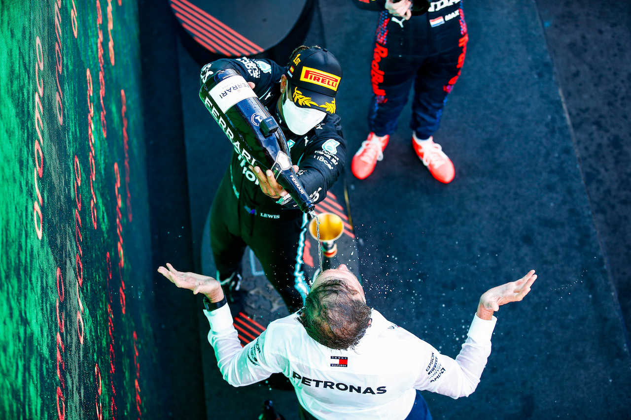 GP SPAGNA, Gara winner Lewis Hamilton (GBR) Mercedes AMG F1 celebrates on the podium with Jim Ratcliffe (GBR) Chief Executive Officer of Ineos / Mercedes AMG F1 Shareholder.
09.05.2021. Formula 1 World Championship, Rd 4, Spanish Grand Prix, Barcelona, Spain, Gara Day.
- www.xpbimages.com, EMail: requests@xpbimages.com © Copyright: FIA Pool Image for Editorial Use Only