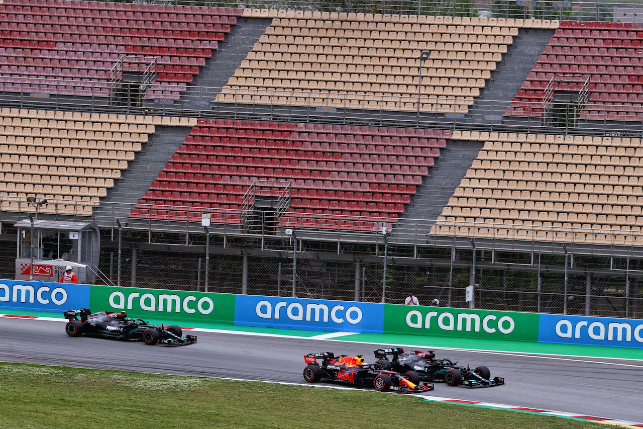GP SPAGNA, Max Verstappen (NLD) Red Bull Racing RB16B passes Lewis Hamilton (GBR) Mercedes AMG F1 W12 at the partenza of the race.
09.05.2021. Formula 1 World Championship, Rd 4, Spanish Grand Prix, Barcelona, Spain, Gara Day.
- www.xpbimages.com, EMail: requests@xpbimages.com © Copyright: Moy / XPB Images
