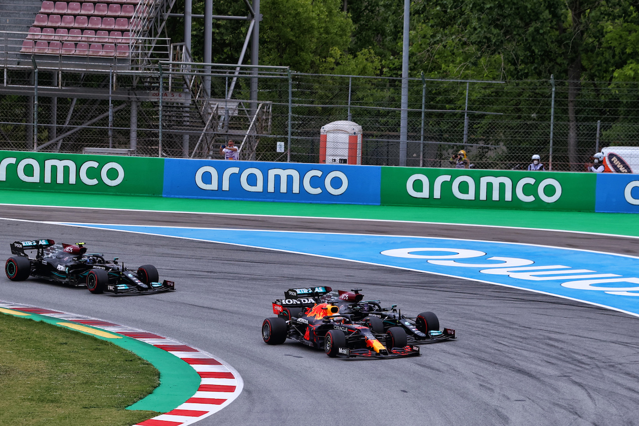 GP SPAGNA, Max Verstappen (NLD) Red Bull Racing RB16B passes Lewis Hamilton (GBR) Mercedes AMG F1 W12 at the partenza of the race.
09.05.2021. Formula 1 World Championship, Rd 4, Spanish Grand Prix, Barcelona, Spain, Gara Day.
- www.xpbimages.com, EMail: requests@xpbimages.com © Copyright: Moy / XPB Images