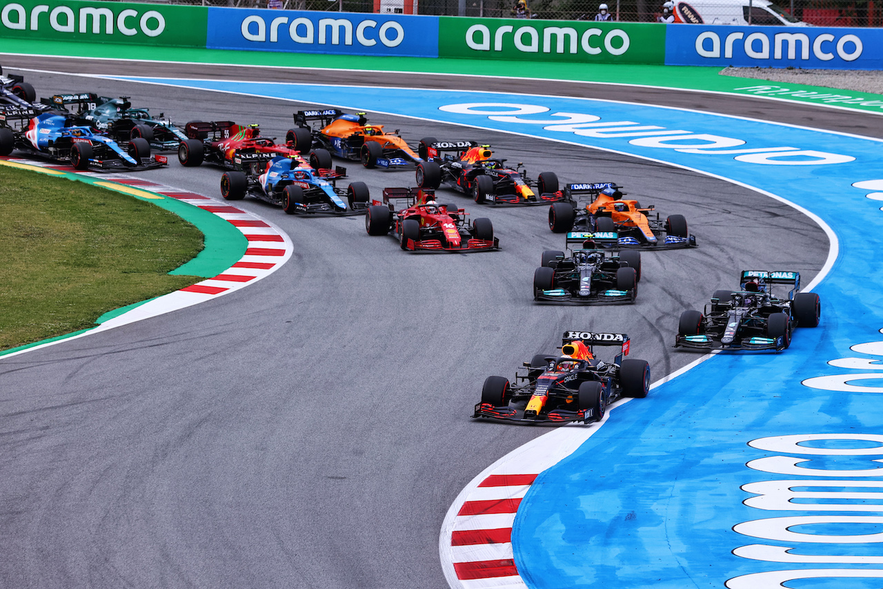GP SPAGNA, Max Verstappen (NLD) Red Bull Racing RB16B passes Lewis Hamilton (GBR) Mercedes AMG F1 W12 at the partenza of the race.
09.05.2021. Formula 1 World Championship, Rd 4, Spanish Grand Prix, Barcelona, Spain, Gara Day.
- www.xpbimages.com, EMail: requests@xpbimages.com © Copyright: Moy / XPB Images