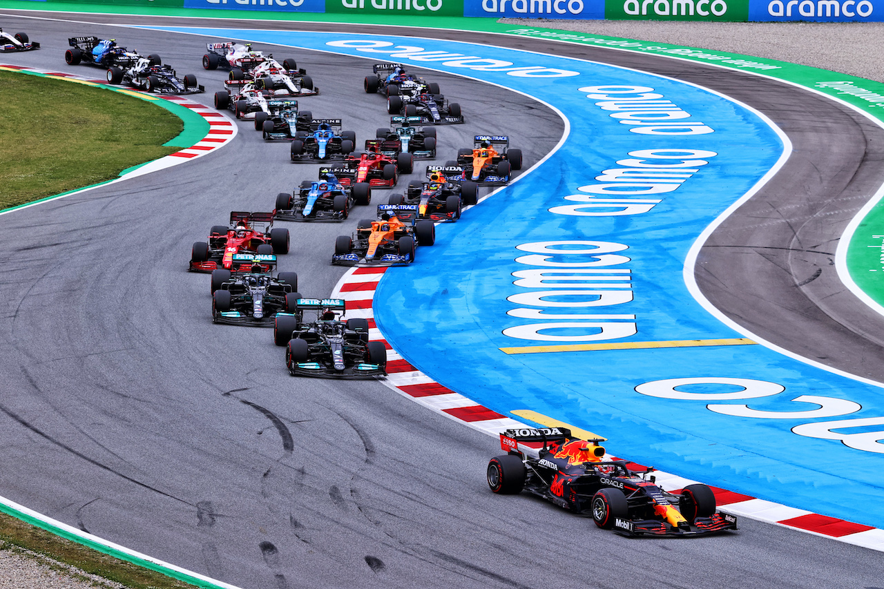 GP SPAGNA, Max Verstappen (NLD) Red Bull Racing RB16B davanti a at the partenza of the race.
09.05.2021. Formula 1 World Championship, Rd 4, Spanish Grand Prix, Barcelona, Spain, Gara Day.
- www.xpbimages.com, EMail: requests@xpbimages.com © Copyright: Moy / XPB Images