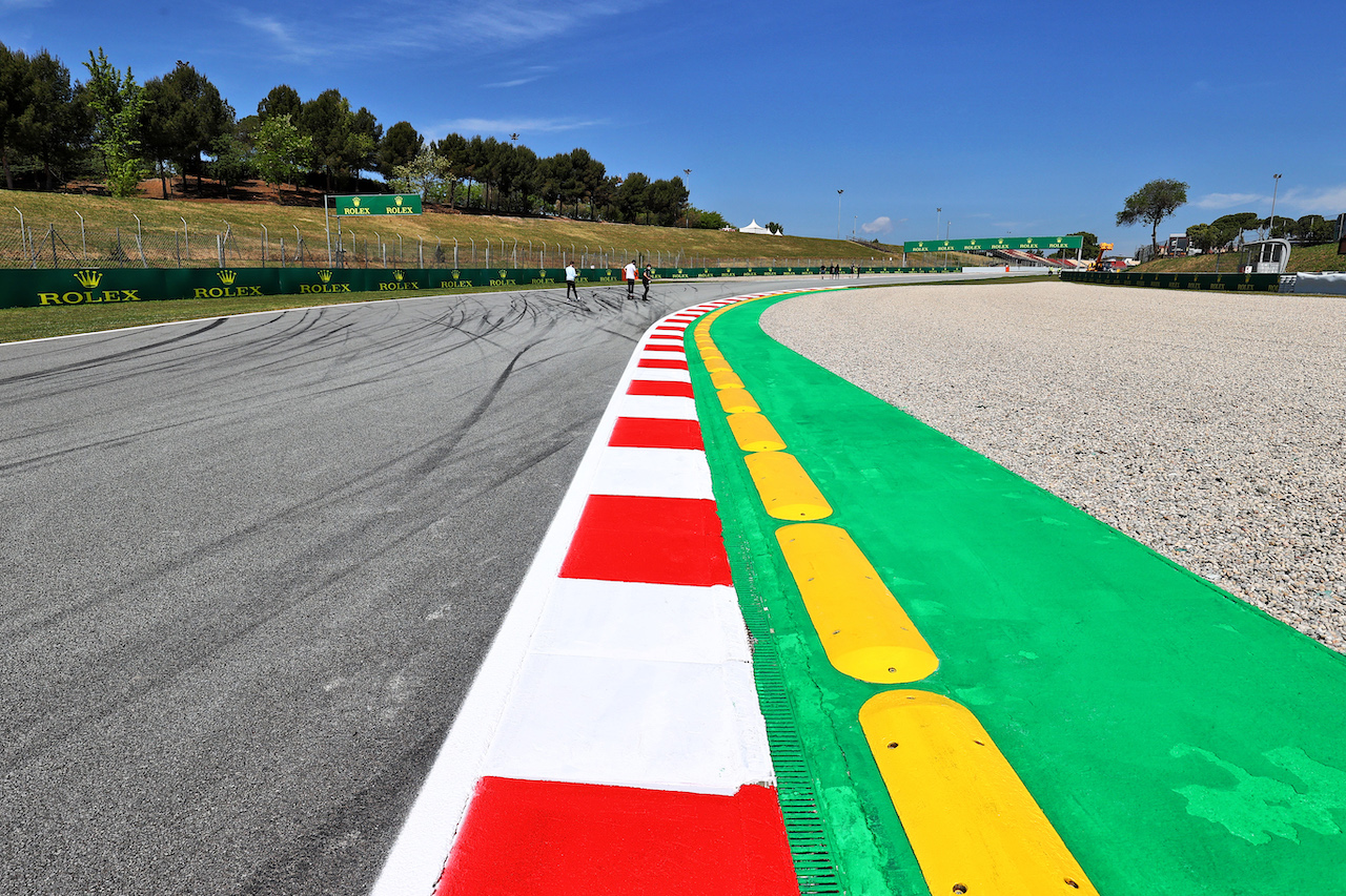 GP SPAGNA, Circuit Atmosfera - kerb detail.
06.05.2021. Formula 1 World Championship, Rd 4, Spanish Grand Prix, Barcelona, Spain, Preparation Day.
- www.xpbimages.com, EMail: requests@xpbimages.com © Copyright: Moy / XPB Images