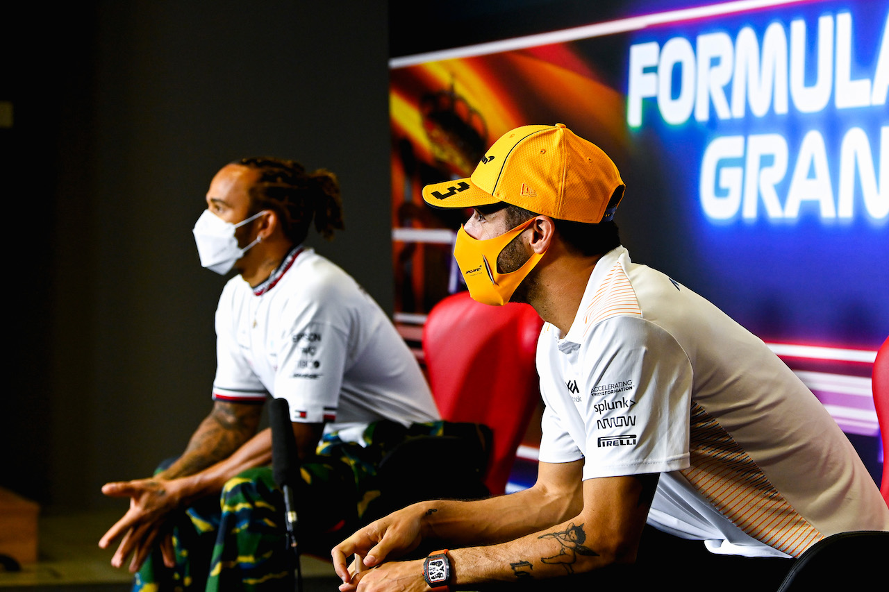 GP SPAGNA, Daniel Ricciardo (AUS) McLaren e Lewis Hamilton (GBR) Mercedes AMG F1 in the FIA Press Conference.
06.05.2021. Formula 1 World Championship, Rd 4, Spanish Grand Prix, Barcelona, Spain, Preparation Day.
- www.xpbimages.com, EMail: requests@xpbimages.com © Copyright: FIA Pool Image for Editorial Use Only