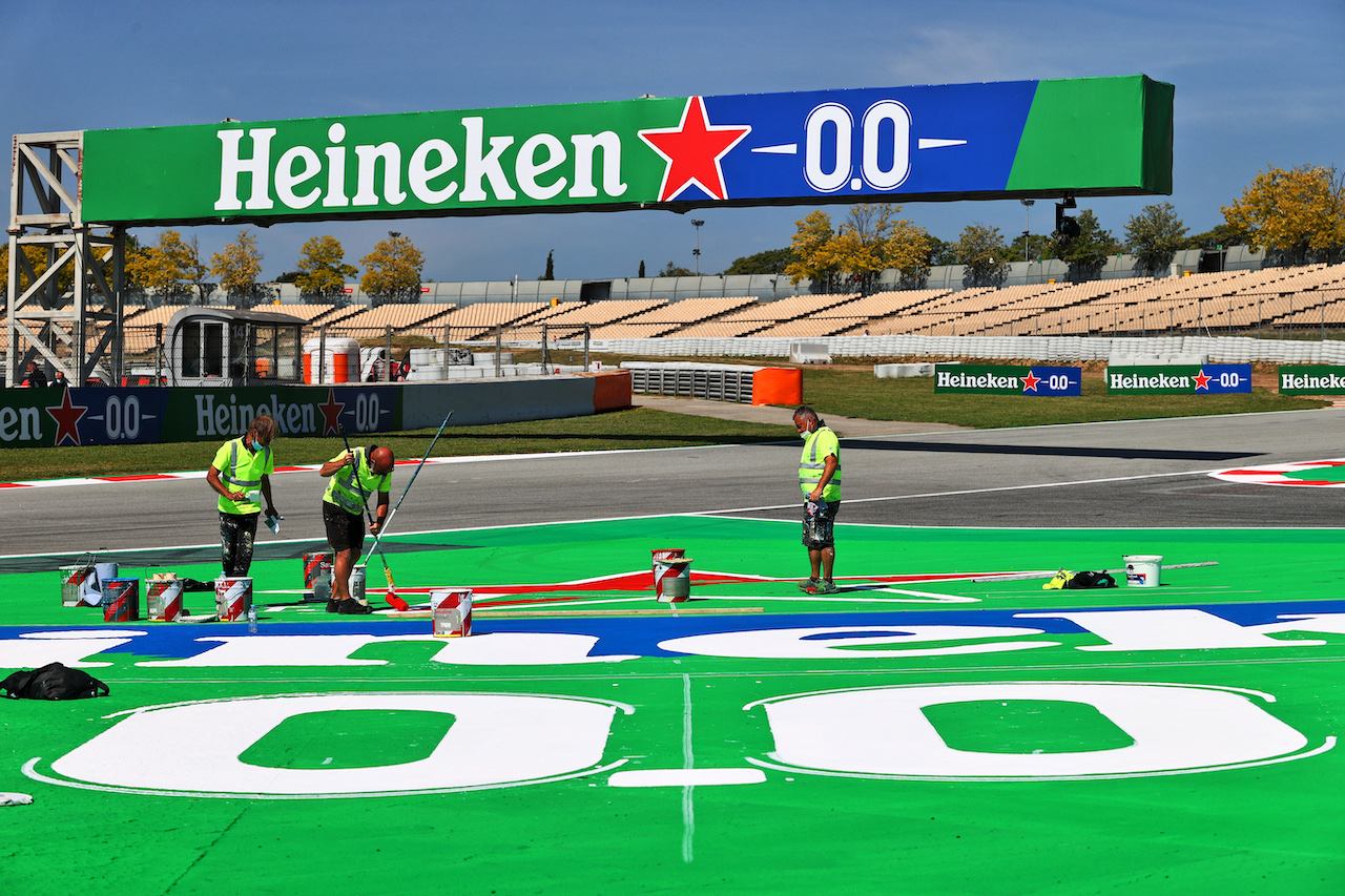 GP SPAGNA, Circuit Atmosfera - Heinken branding painting.
06.05.2021. Formula 1 World Championship, Rd 4, Spanish Grand Prix, Barcelona, Spain, Preparation Day.
- www.xpbimages.com, EMail: requests@xpbimages.com © Copyright: Moy / XPB Images