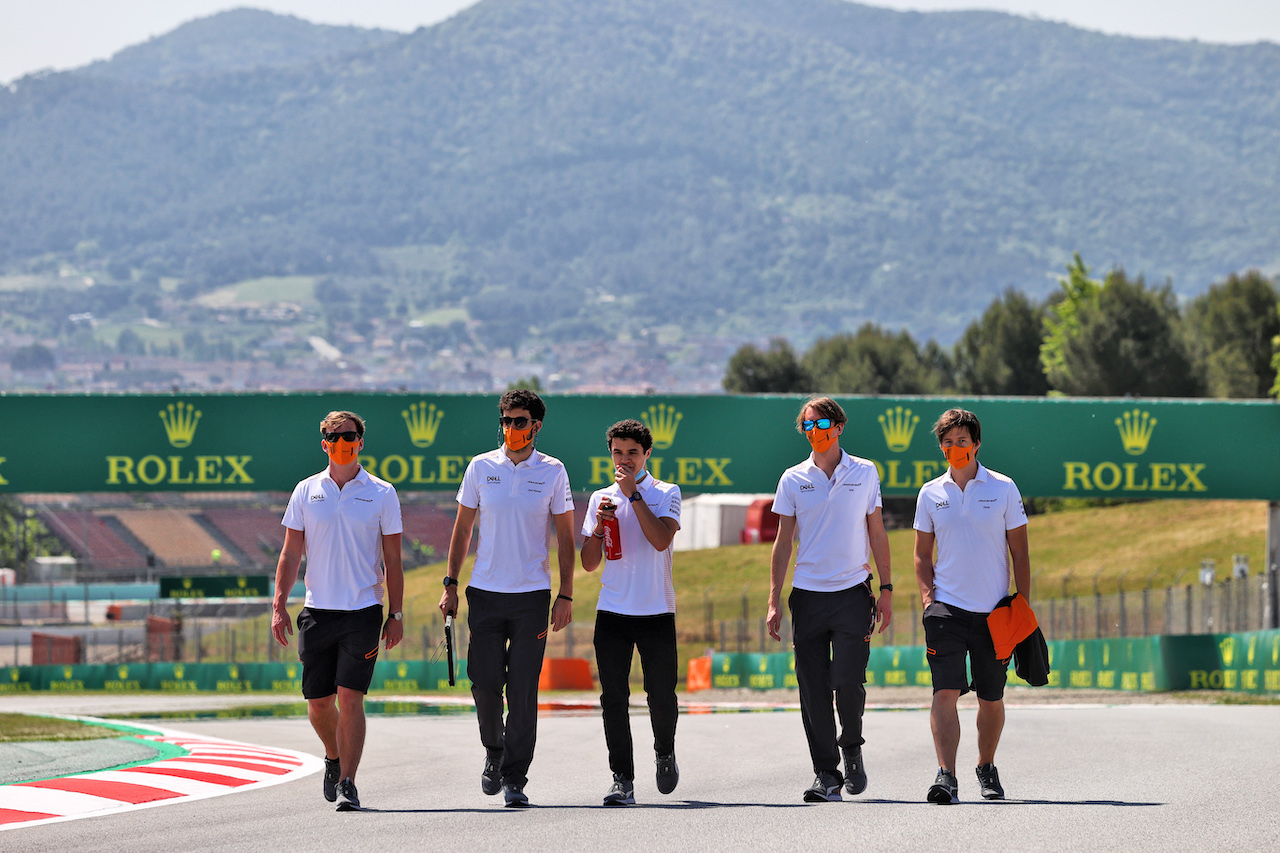 GP SPAGNA, Lando Norris (GBR) McLaren walks the circuit with the team.
06.05.2021. Formula 1 World Championship, Rd 4, Spanish Grand Prix, Barcelona, Spain, Preparation Day.
- www.xpbimages.com, EMail: requests@xpbimages.com © Copyright: Moy / XPB Images