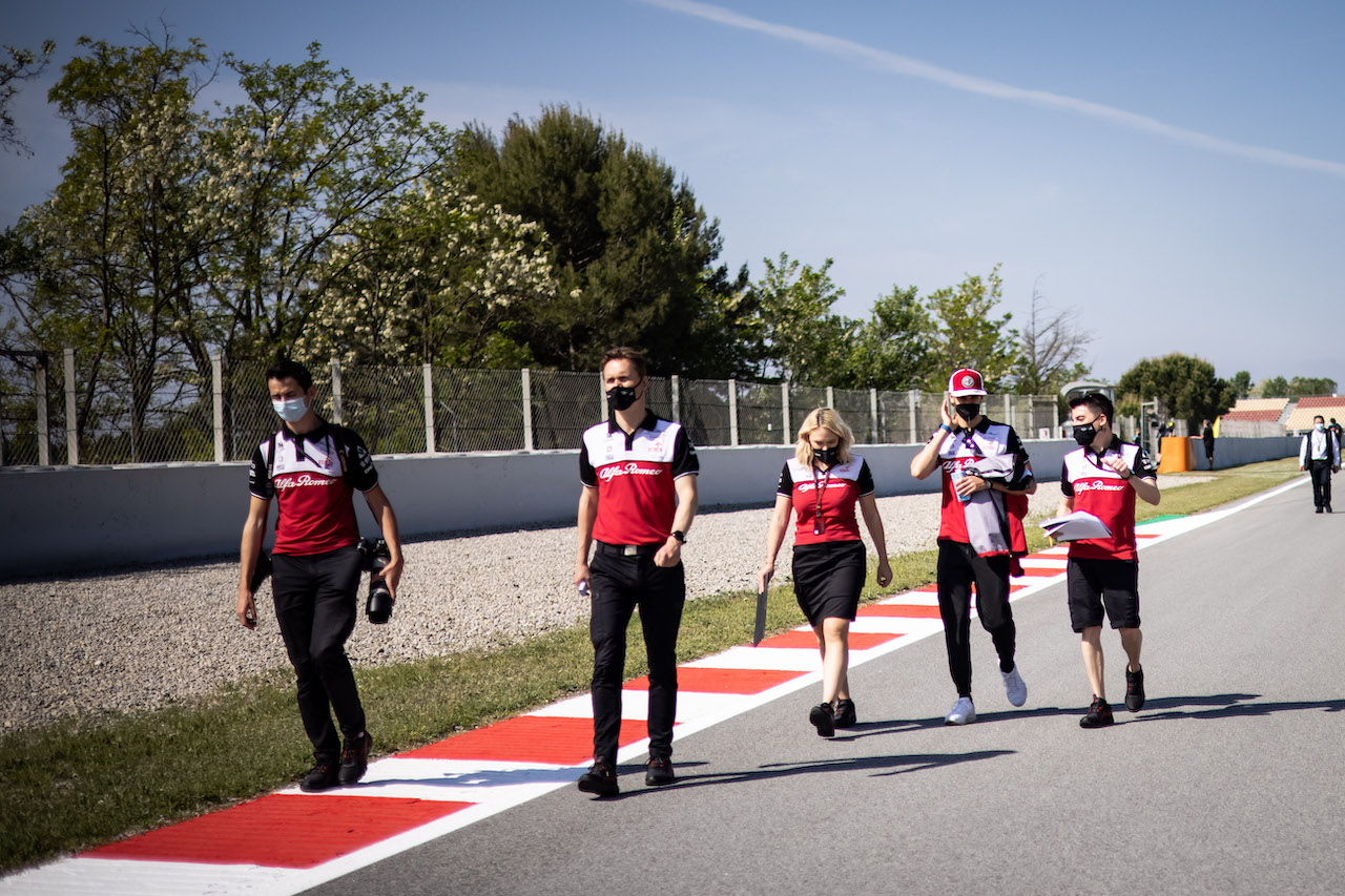 GP SPAGNA, Antonio Giovinazzi (ITA) Alfa Romeo Racing walks the circuit with the team.
06.05.2021. Formula 1 World Championship, Rd 4, Spanish Grand Prix, Barcelona, Spain, Preparation Day.
- www.xpbimages.com, EMail: requests@xpbimages.com © Copyright: Bearne / XPB Images