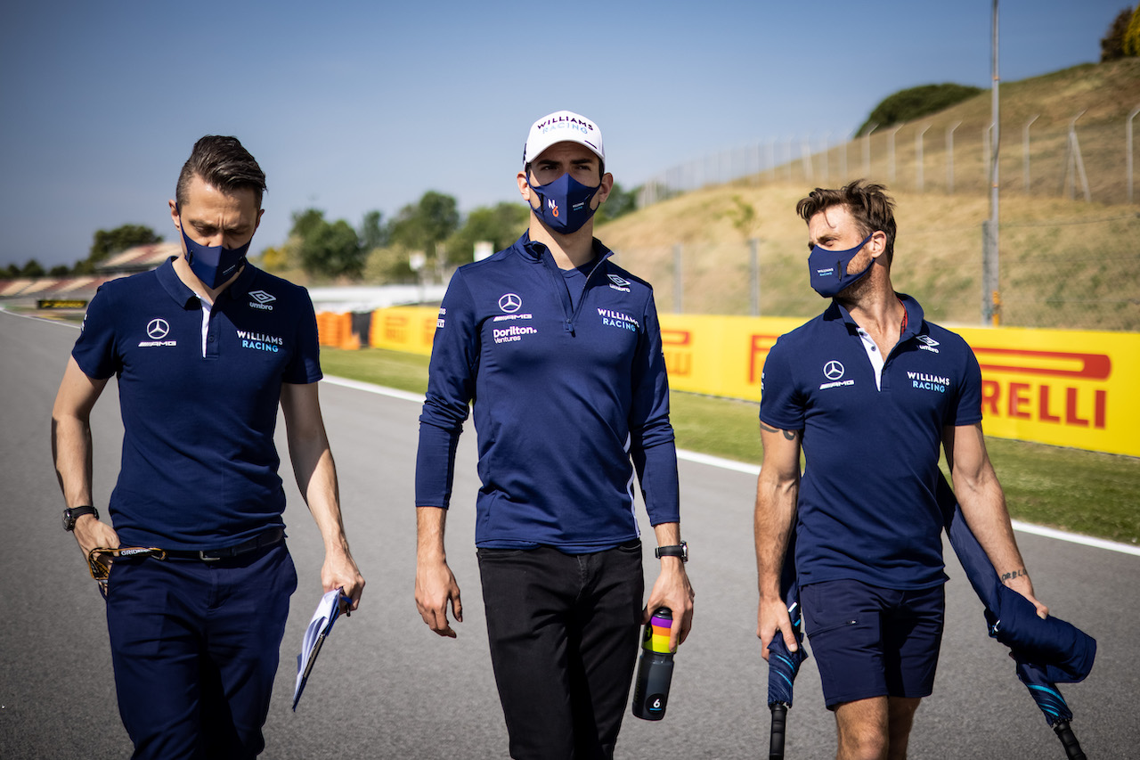 GP SPAGNA, Nicholas Latifi (CDN) Williams Racing walks the circuit with the team.
06.05.2021. Formula 1 World Championship, Rd 4, Spanish Grand Prix, Barcelona, Spain, Preparation Day.
- www.xpbimages.com, EMail: requests@xpbimages.com © Copyright: Bearne / XPB Images