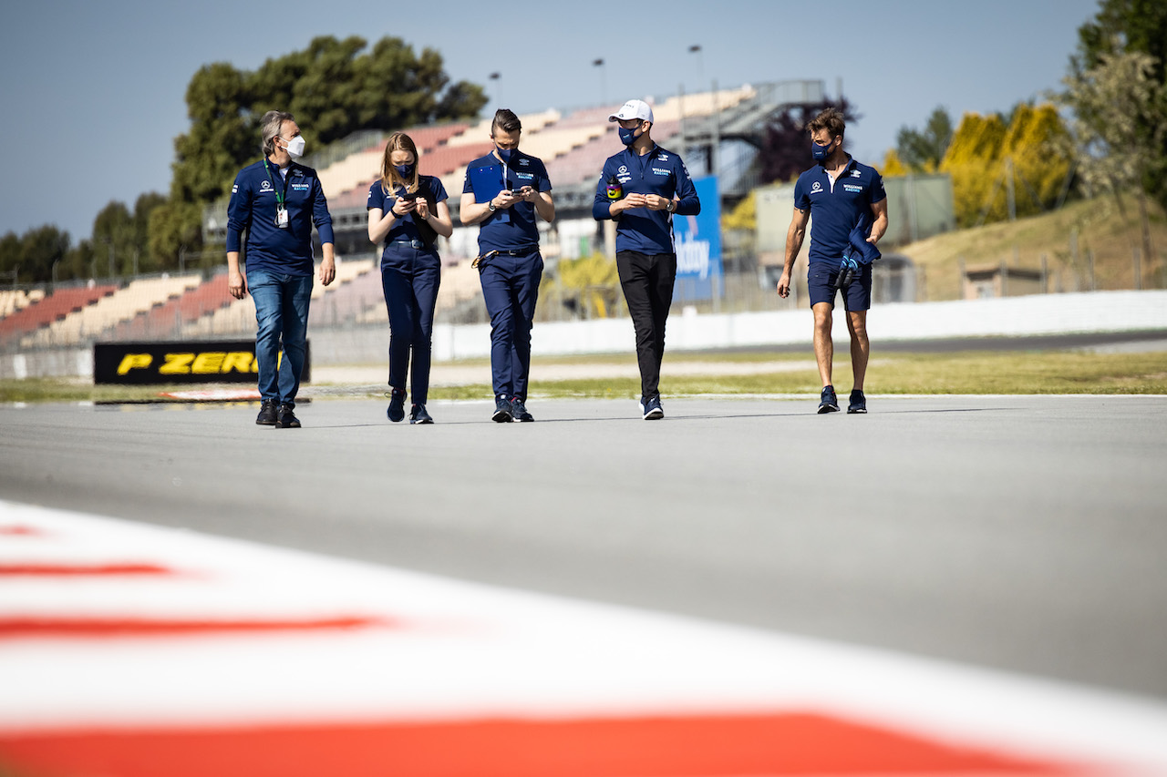 GP SPAGNA, Nicholas Latifi (CDN) Williams Racing walks the circuit with the team.
06.05.2021. Formula 1 World Championship, Rd 4, Spanish Grand Prix, Barcelona, Spain, Preparation Day.
- www.xpbimages.com, EMail: requests@xpbimages.com © Copyright: Bearne / XPB Images